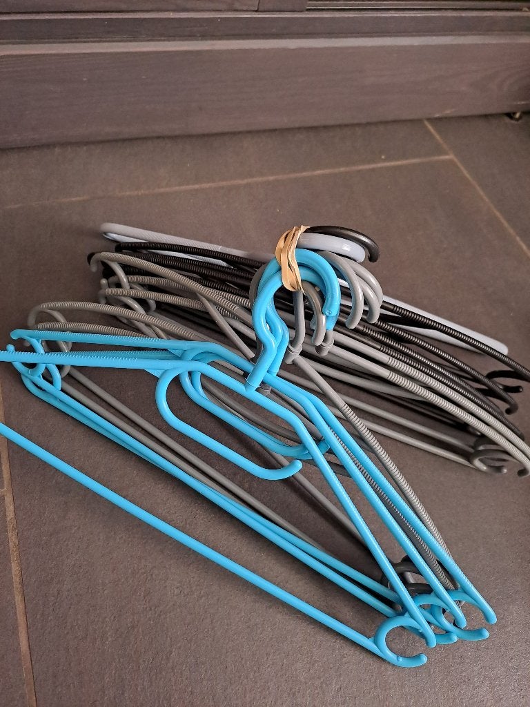 Cintres bleu, gris, noir plastique, Enlèvement, Utilisé, Plastique, Adultes