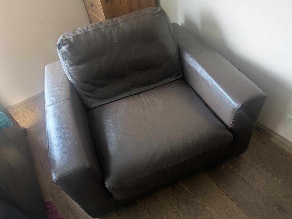 1,5 zit lederen salonzetel: 2 stuks aan 250€/stuk, Ophalen