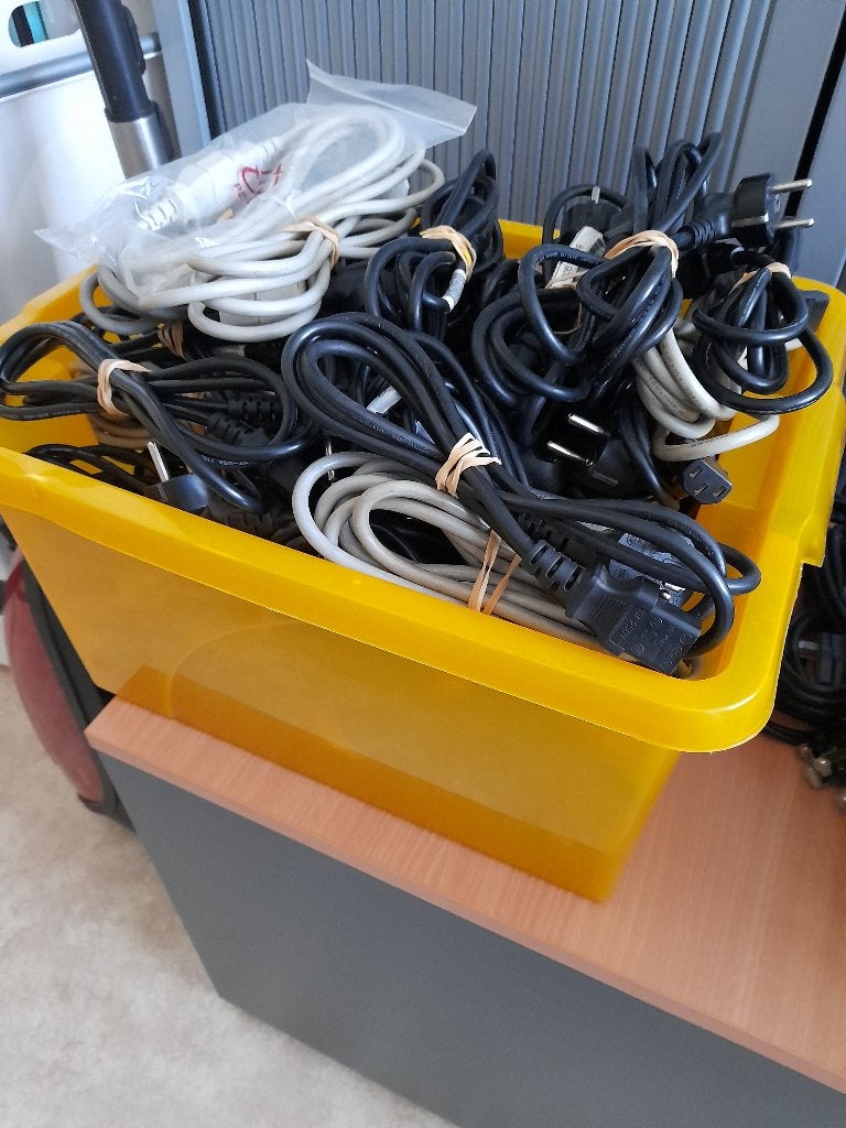 40 voedingskabels verschillende Lengtes vanaf 1.5m-3m, Computers en Software, Pc- en Netwerkkabels, Ophalen, Gebruikt