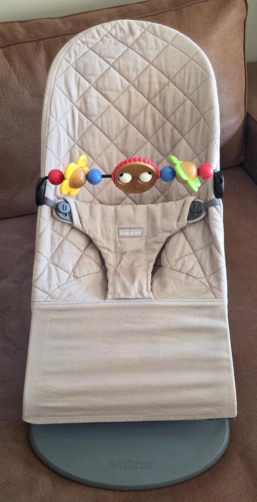 BabyBjörn Wipstoel Bliss (Zandgrijs) + Houten Speelboog – Ne, Kinderen en Baby's, Verstelbaar, Wipstoel, Zo goed als nieuw, Ophalen