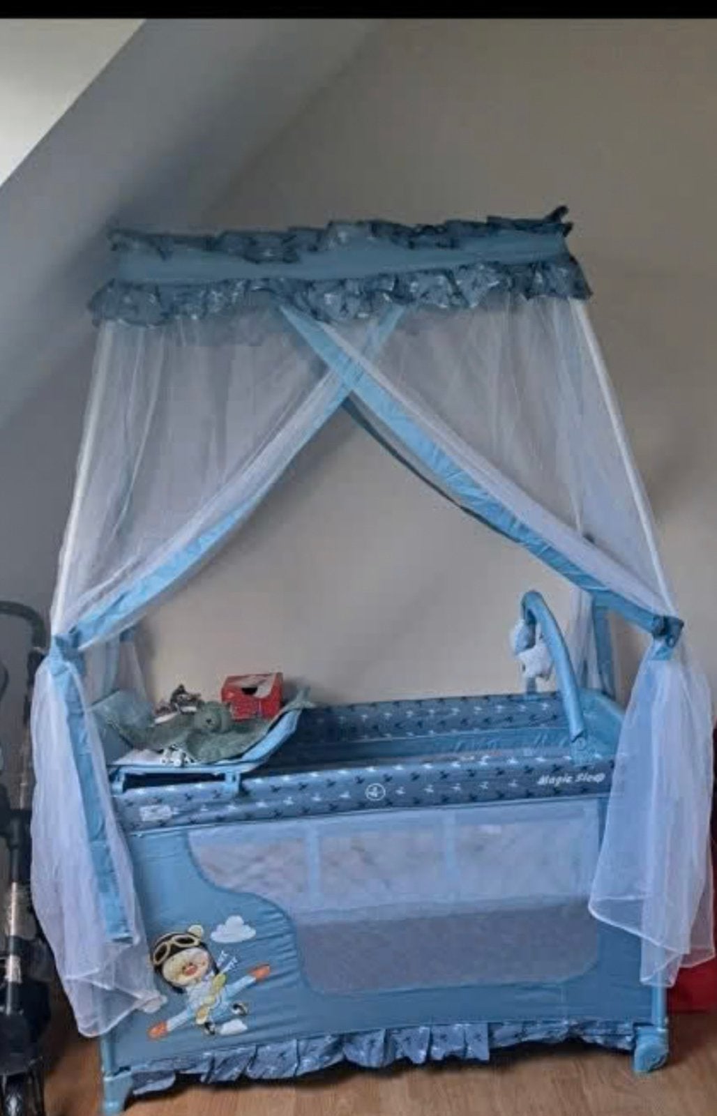 Opvouwbaar babybedje met hemel – praktisch en mooi!, Kinderen en Baby's, Ophalen of Verzenden, Zo goed als nieuw, Minder dan 140 cm