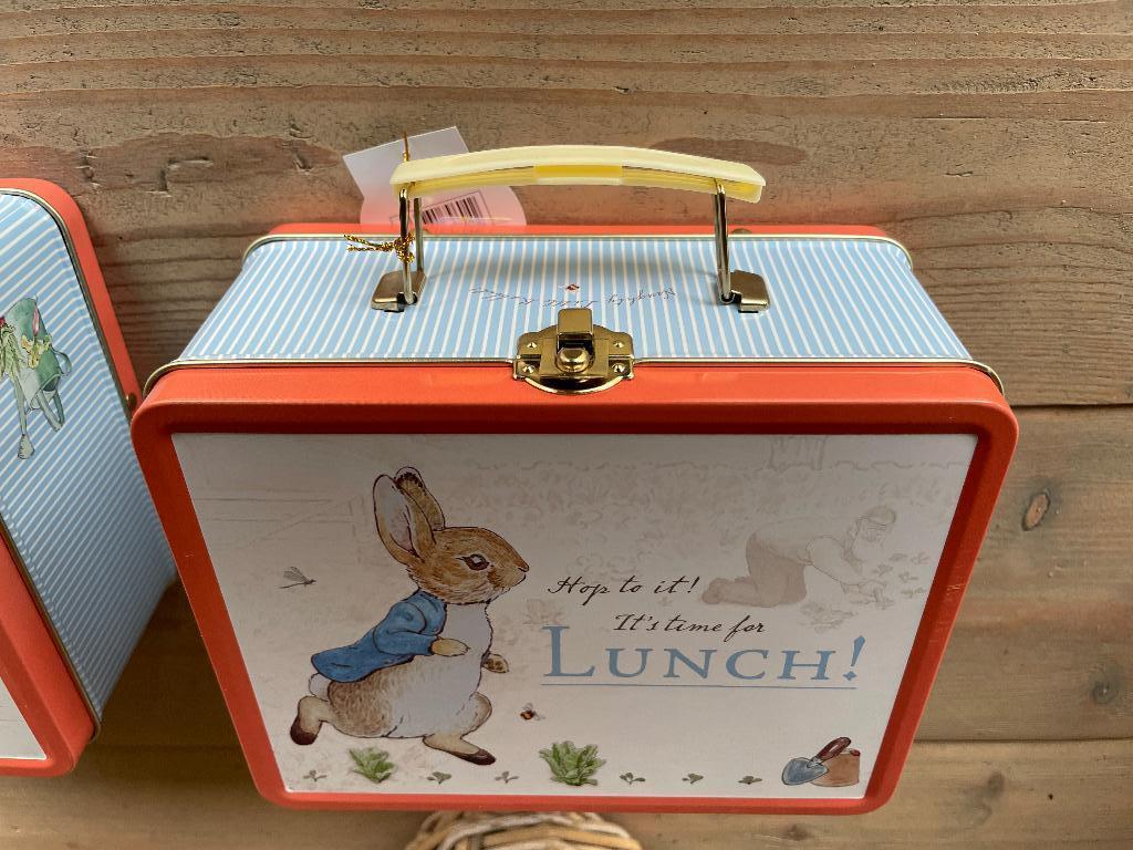 Pieter Konijn lunchbox, Enlèvement