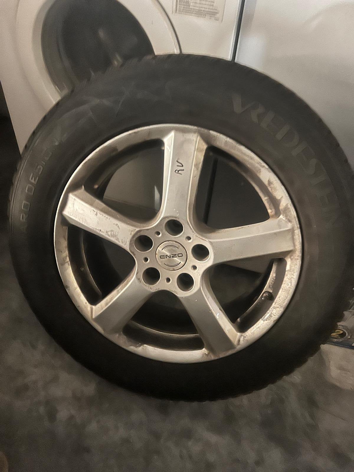 4 winterbanden 225/60 R17 op aluminium Enzo velgen, Auto-onderdelen, Ophalen, Winterbanden, Velg(en)