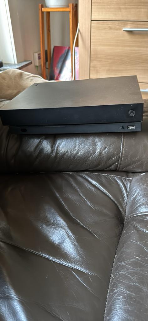 Xbox one x 1tb + controller + 4 games ruilen, Ophalen of Verzenden, Gebruikt
