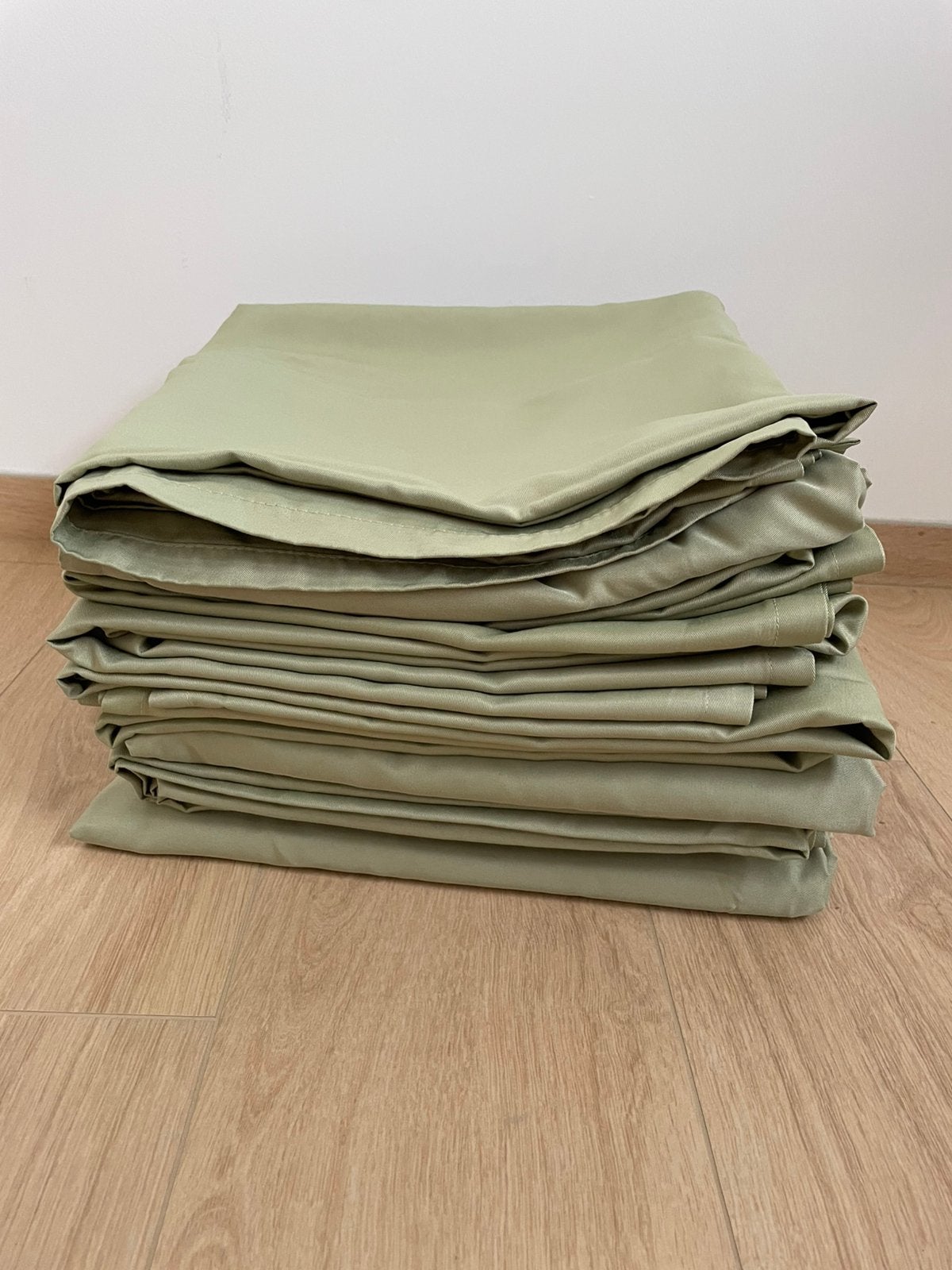 12 saliegroene grote tafelkleden, Ophalen, Zo goed als nieuw