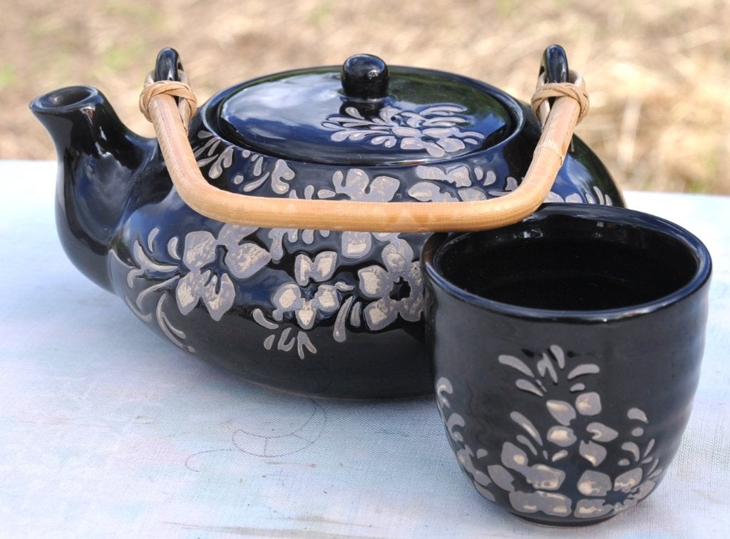 théière en faience anse rotin avec sa tasse, Maison & Meubles, Enlèvement ou Envoi, Comme neuf, Céramique, Autres types