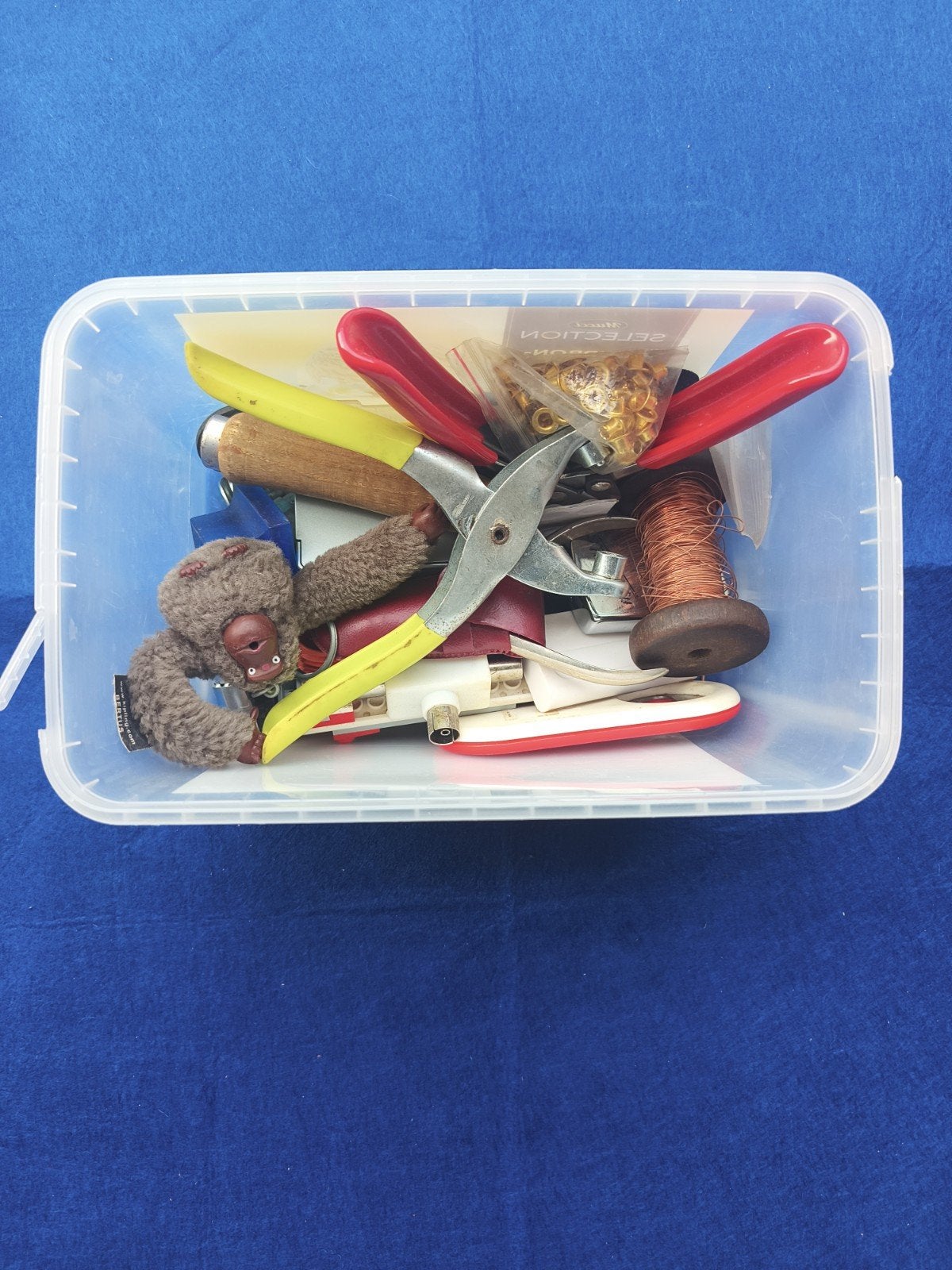 Boîte contenant des pinces, un singe et des petits outils, Collections, Enlèvement, Utilisé