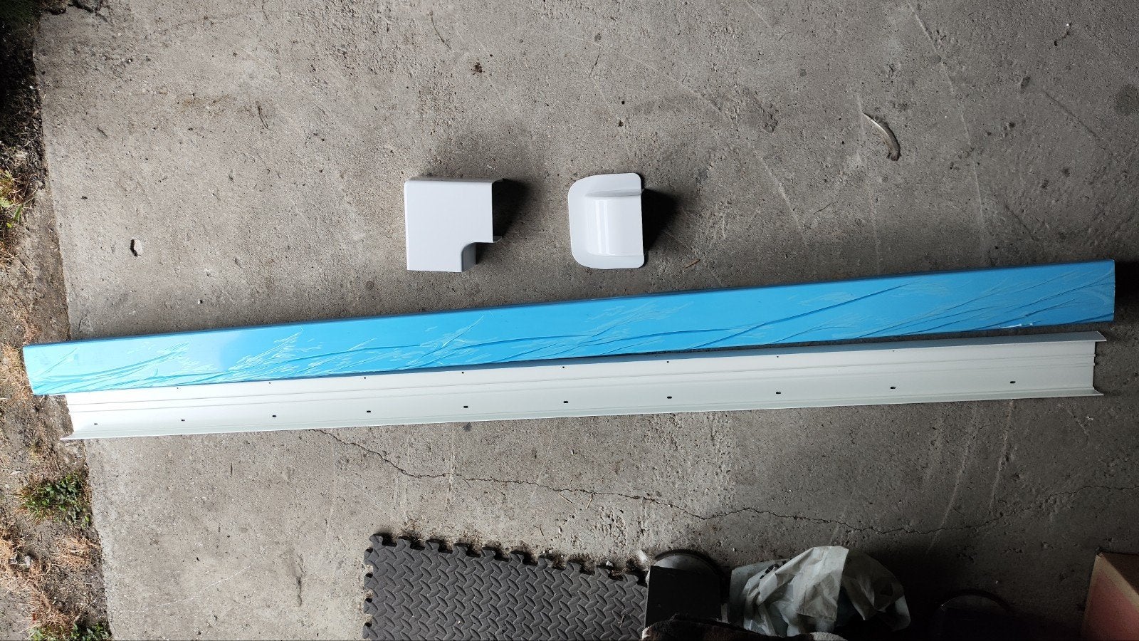Goulotte cache tuyau clim.
Comprenant 1 sortie de mur, un an, Bricolage & Construction, Enlèvement, Neuf