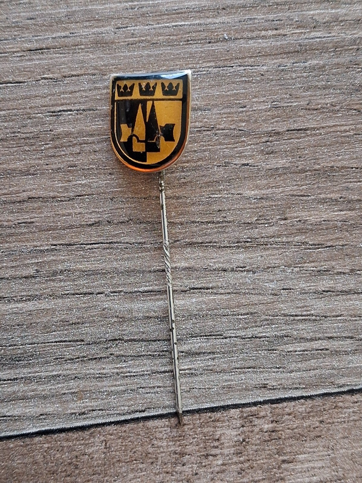 Insigne : armoiries de l'ancienne province du Finnmark in No, Collections, Broches, Pins & Badges, Envoi