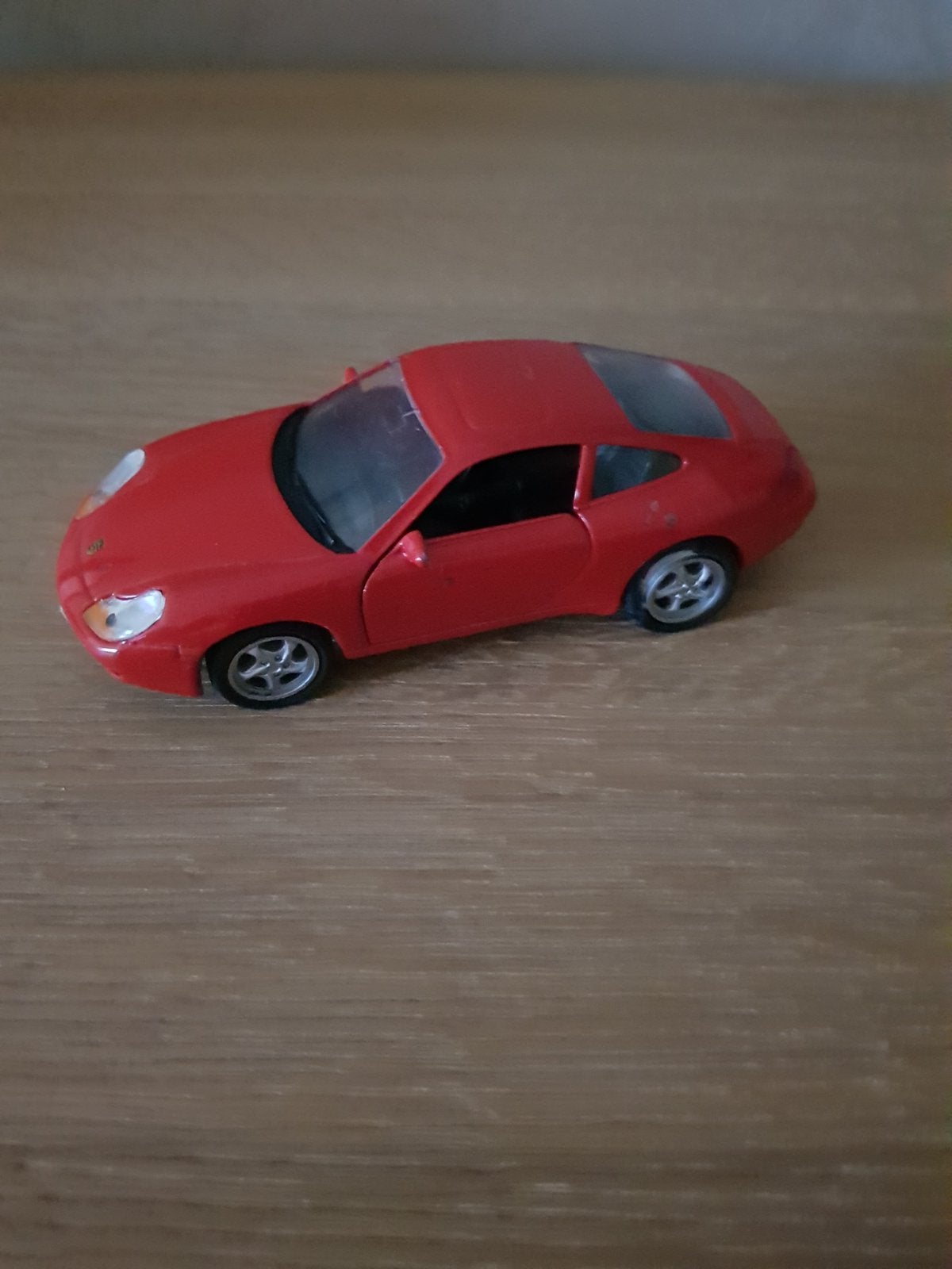 Rode auto, deuren kunnen open, 12cm, goede staat, Hobby & Loisirs créatifs, Voitures miniatures | Échelles Autre, Enlèvement, Comme neuf