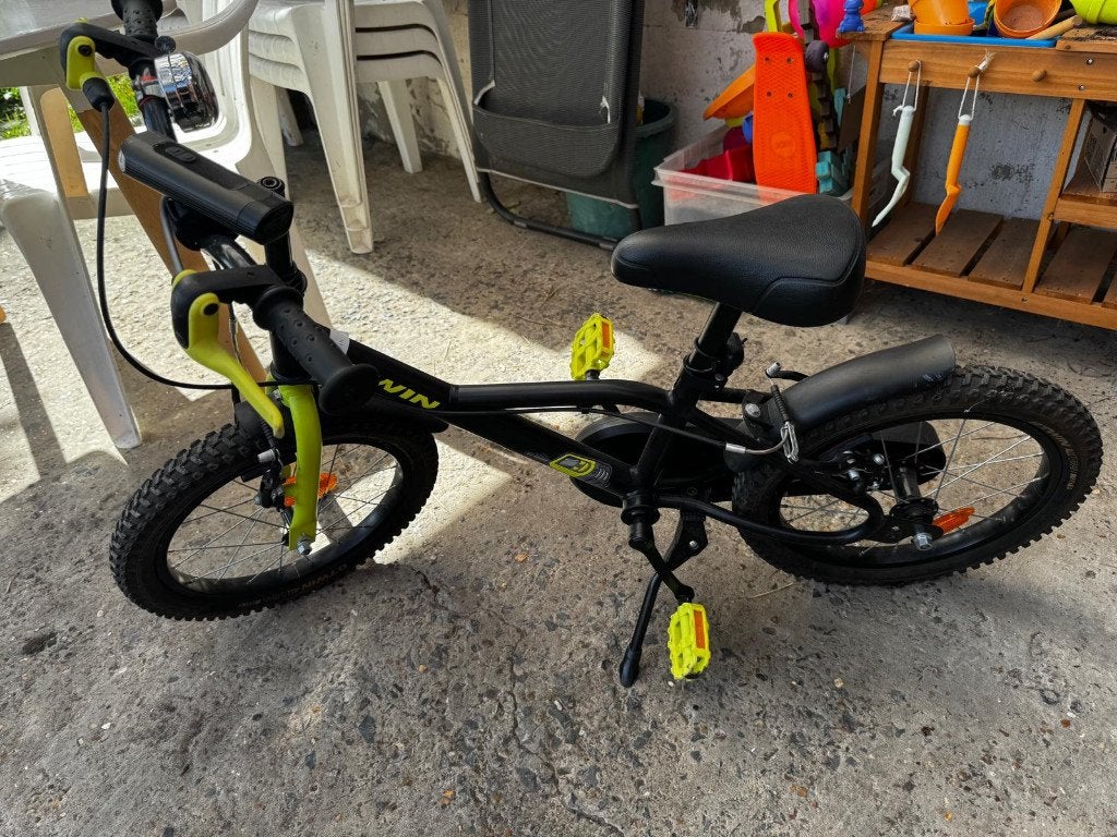 Vélo enfant B’Twin Dark Hero 500 – 16 pouces – Très bon état, Frein sur jante, Stabilisateurs, Enlèvement, BTwin Décathlon