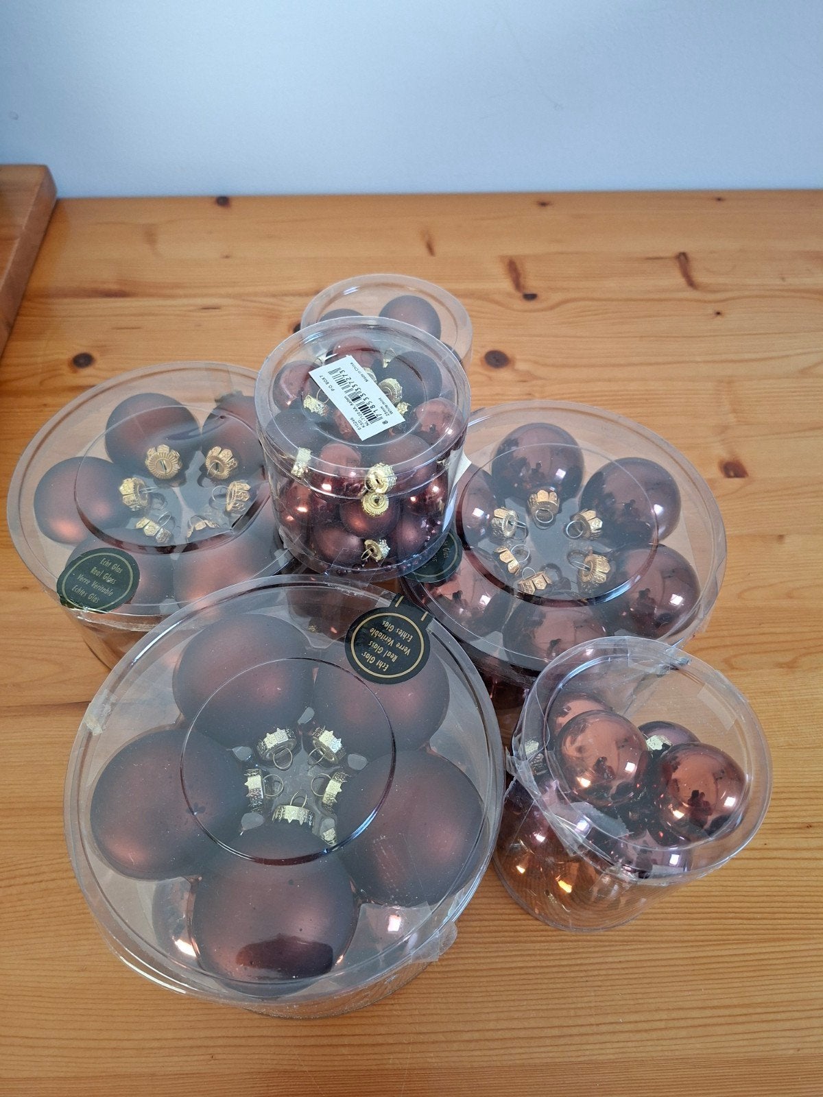 Pakket bruine kerstballen, Ophalen