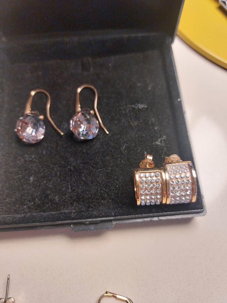 5 paar Swarovski oorbellen, met Swarovski logo, Enlèvement ou Envoi, Avec strass, Comme neuf, Autres matériaux