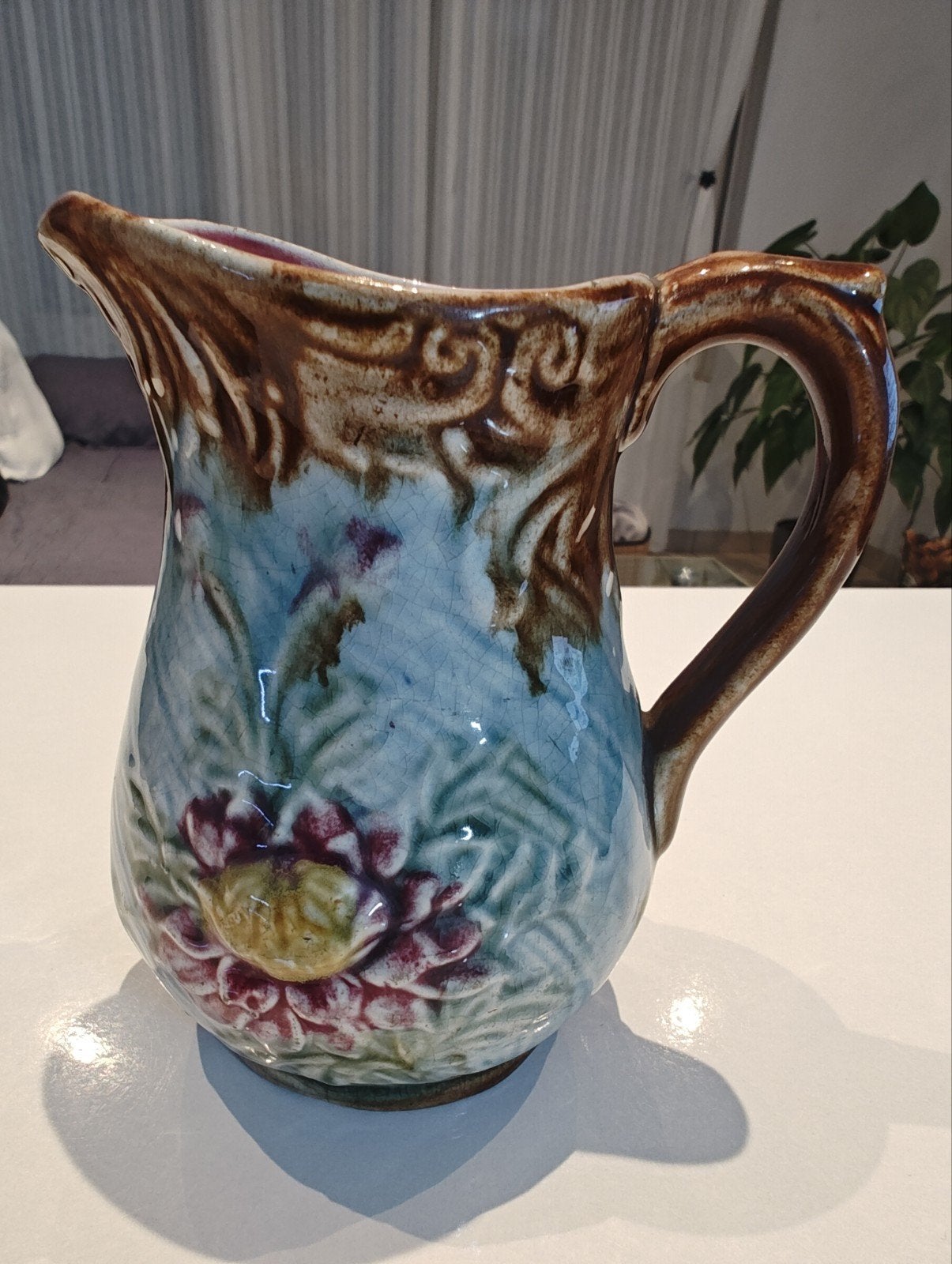 Antieke Majolica Schenkkan – Keramiek met Bloemreliëf, Antiquités & Art, Enlèvement