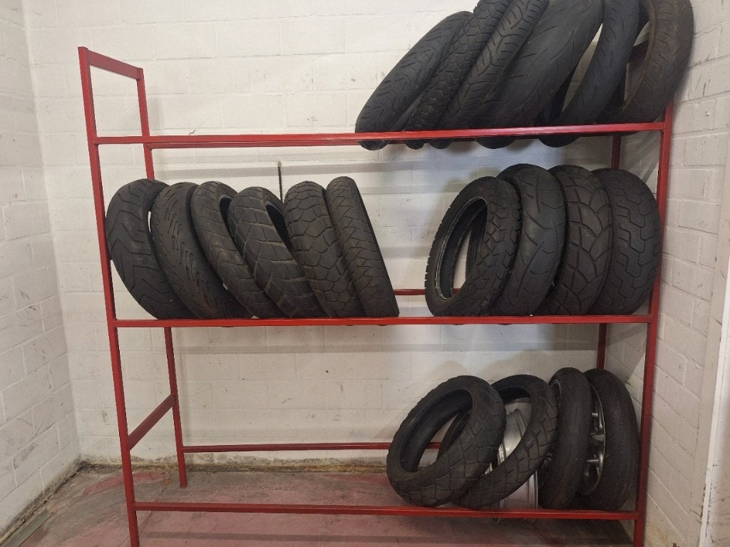 Rek voor velgen of banden, Ophalen, Motos Raes, Info@motosraes.be, Heidelbergstraat 63