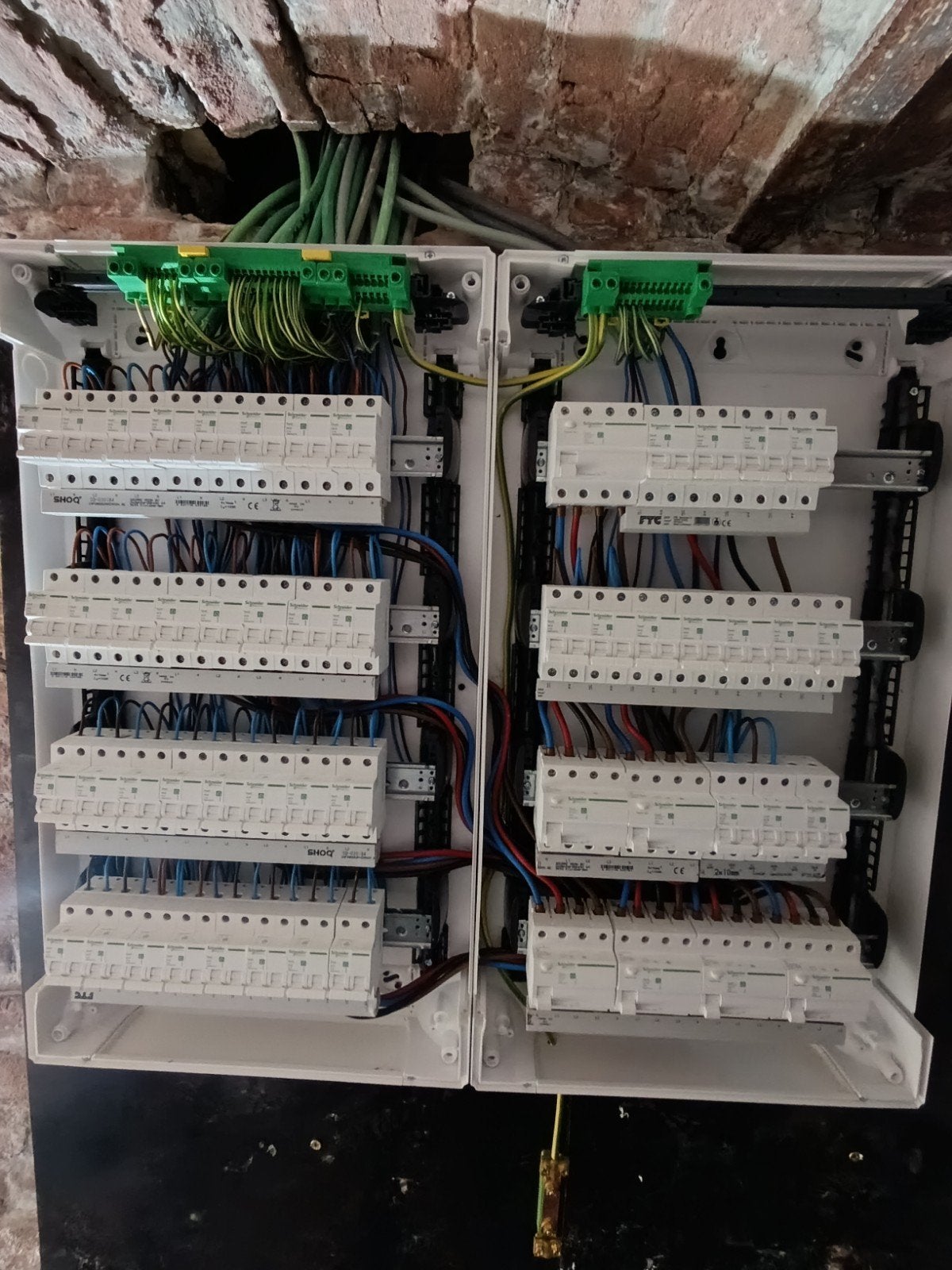 ÉLECTRICITÉ • CHAUFFAGE •Brussels
Vous avez besoin, Services & Professionnels, Électriciens