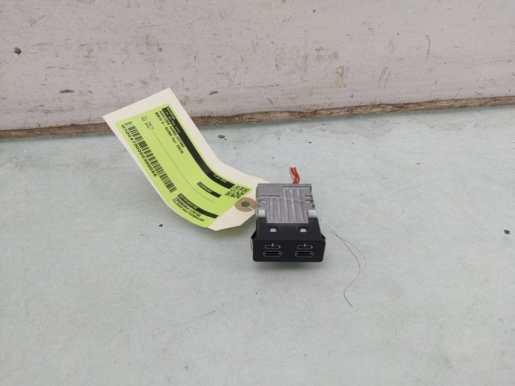 AUX/USB POORT BMW 3 serie Touring (G21) (01-2019/07-2020), Gebruikt, BMW, Petuelring 130
80809  München, DE, Bayerische Motoren Werke AG