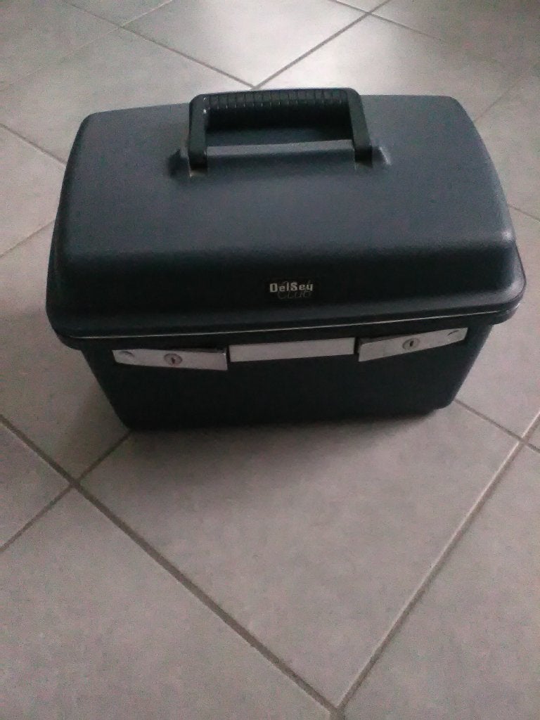 Beautycase Delsey, Bijoux, Sacs & Beauté, Boîtes de maquillage & Beauty case, Gris, Enlèvement ou Envoi, Comme neuf, Avec serrure