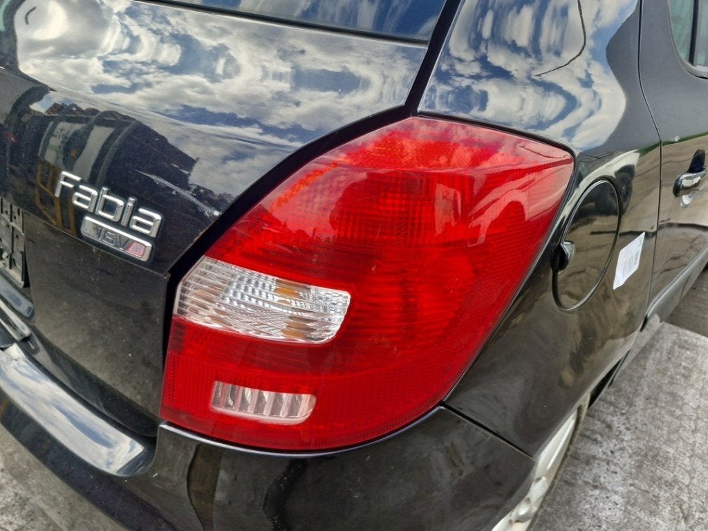 FEU ARRIÈRE DROIT Skoda Fabia II (5J) (|5J6945112|), Autos : Pièces & Accessoires, Utilisé, Info@skoda-auto.de, Skoda, Max-Planck-Straße  3-5
64331  Weiterstadt, DE