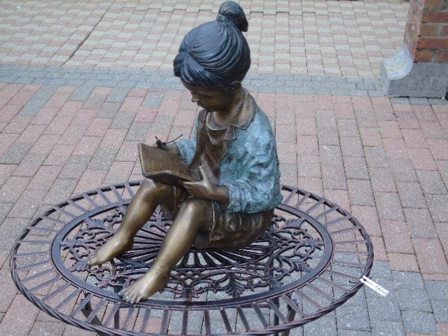 statue une fille assis a la lecture en bronze, Jardin & Terrasse, Enlèvement ou Envoi, Neuf