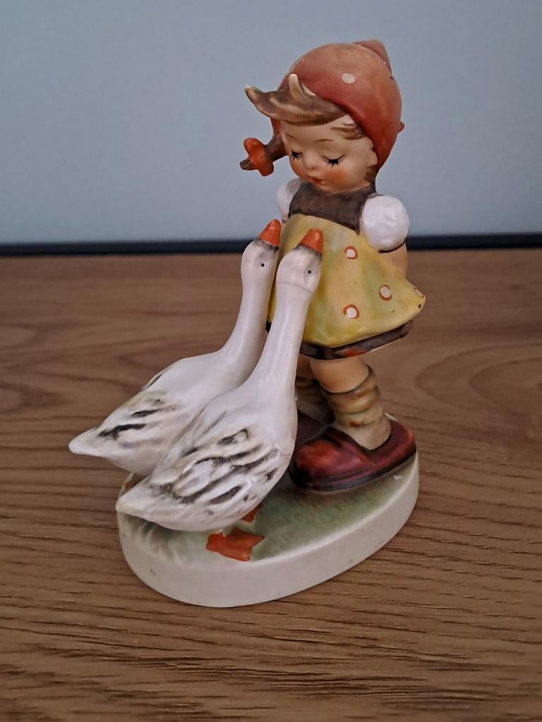 Hummel - Goebel Meisje met hongerige ganzen, Ophalen of Verzenden