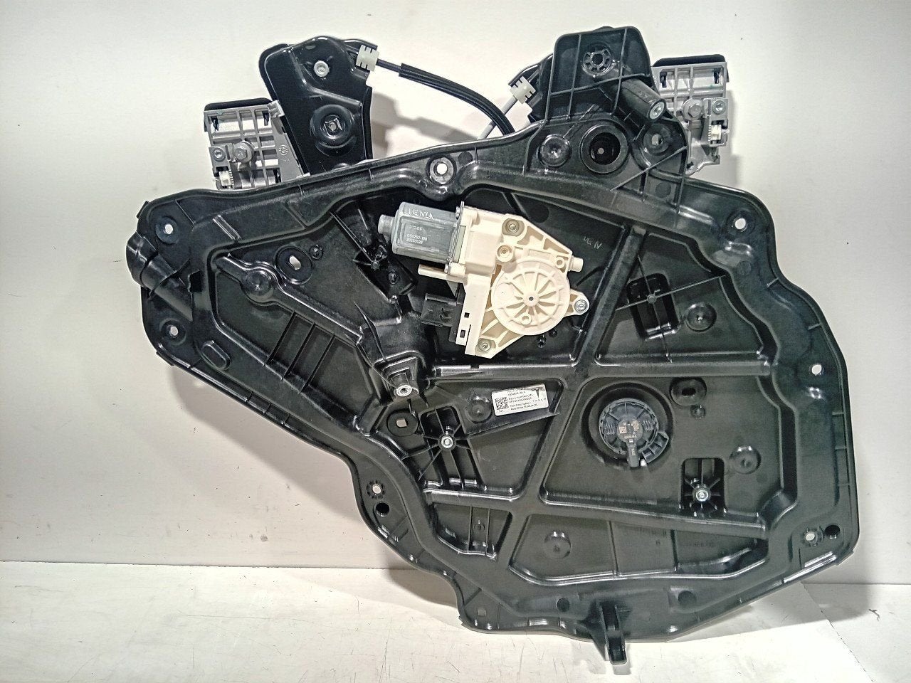 Raammechaniek elektrisch links achter Tesla Model, Onderdelen@venauto.nl, Van der Ven Autorecycling B.V., Ettenseweg 76, 4706 PB Roosendaal, The Netherlands