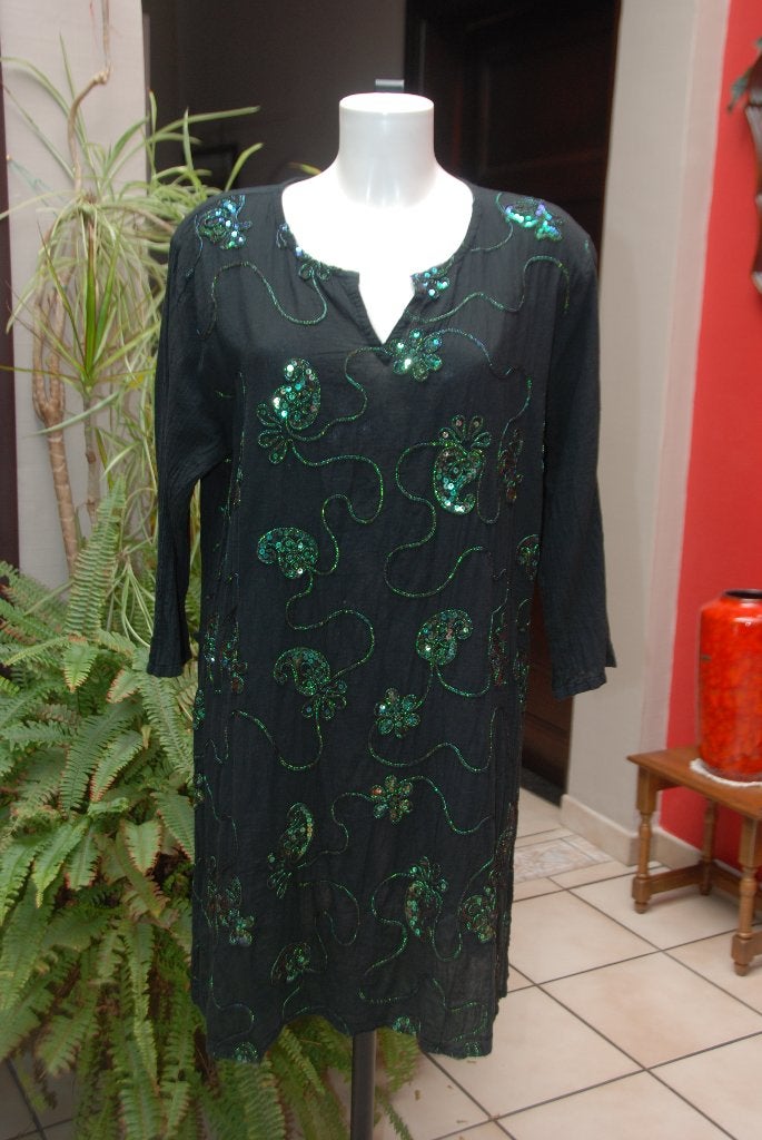Zwarte tuniekjurk met groene pailletten Maat L 3/4 mouwen, Zwart, Maat 42/44 (L), Ophalen of Verzenden, Knielengte