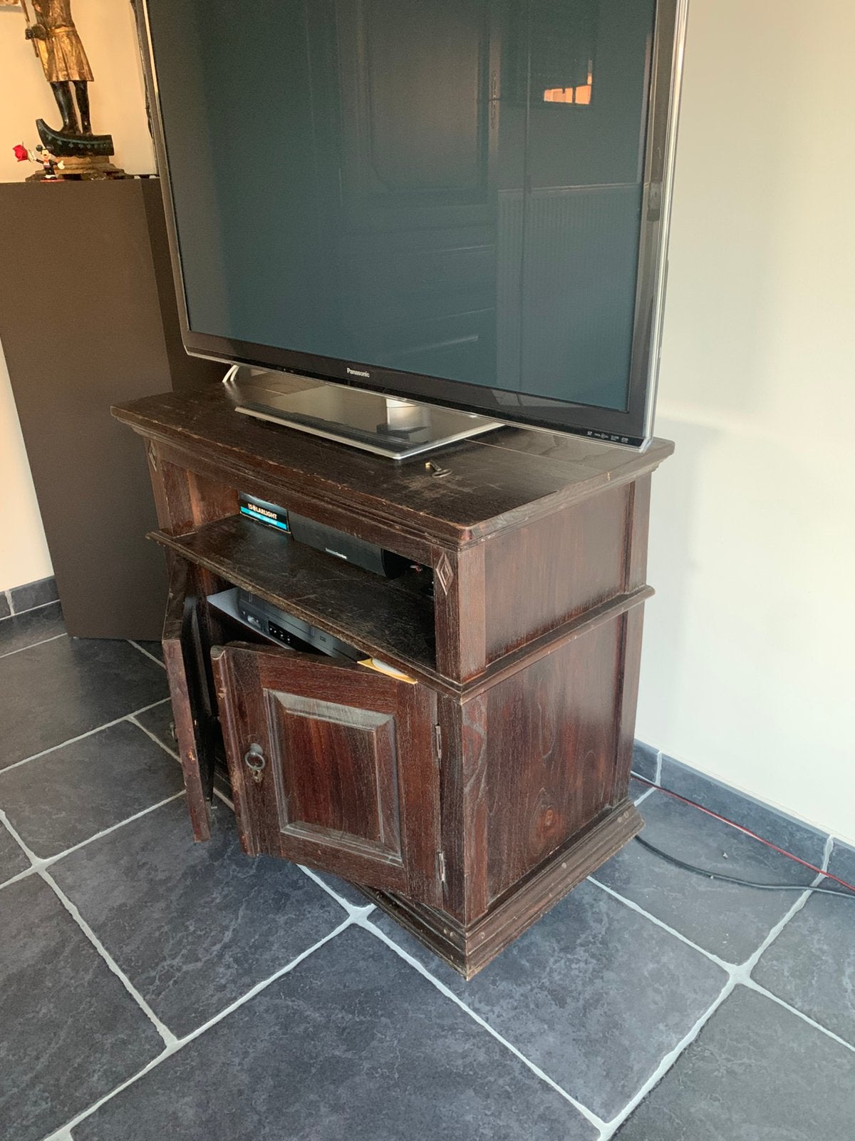 Vol houten TV kastje, Antiek en Kunst, Ophalen