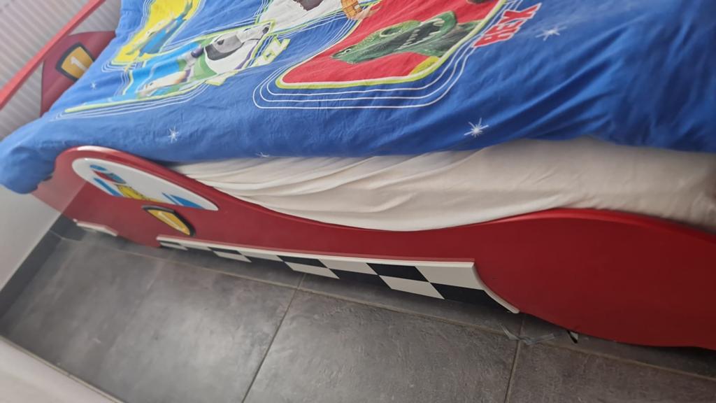 Lit voiture pour enfant avec armoire et 2 tiroirs, Enlèvement, Comme neuf, Matelas