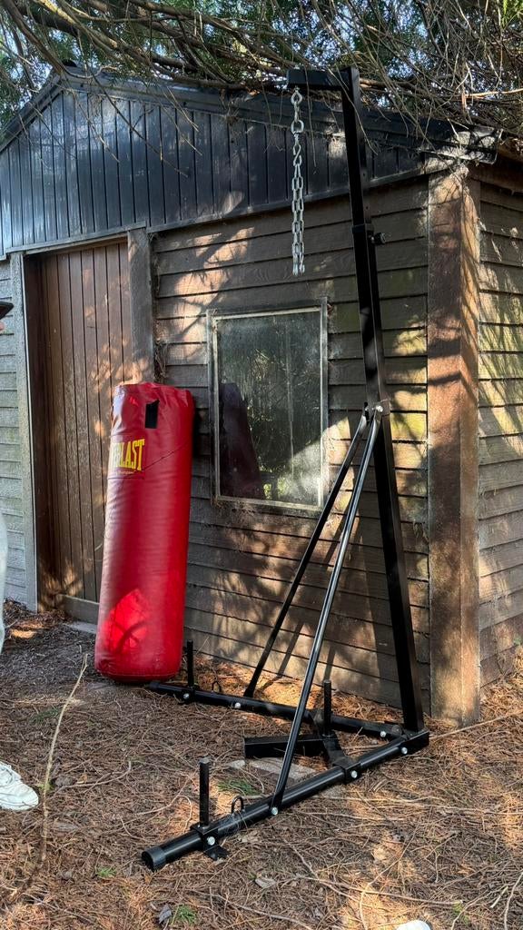 NOUVEAU porte-sac + sac de boxe GRATUIT, Sports & Fitness, Enlèvement, Comme neuf, Sac de boxe