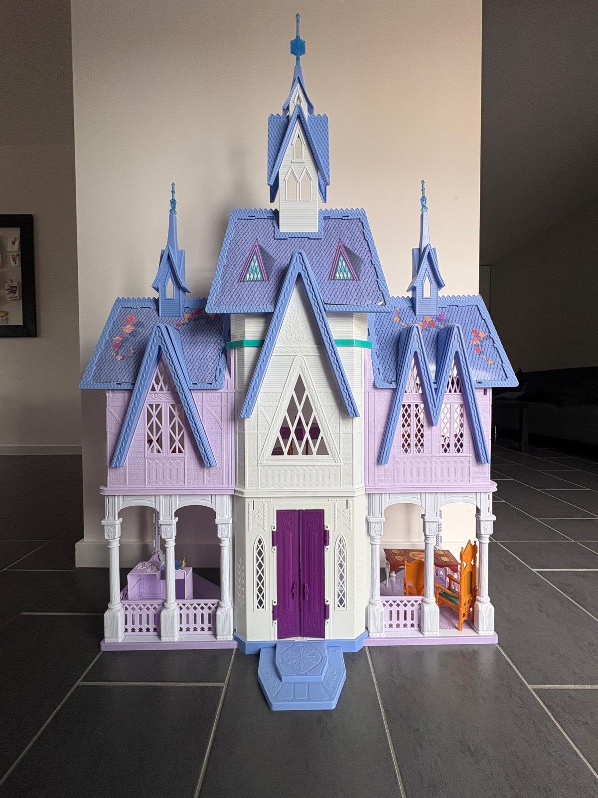 Barbie frozen kasteel, Kinderen en Baby's, Speelgoed | Poppenhuizen, Ophalen of Verzenden, Zo goed als nieuw, Poppenhuis