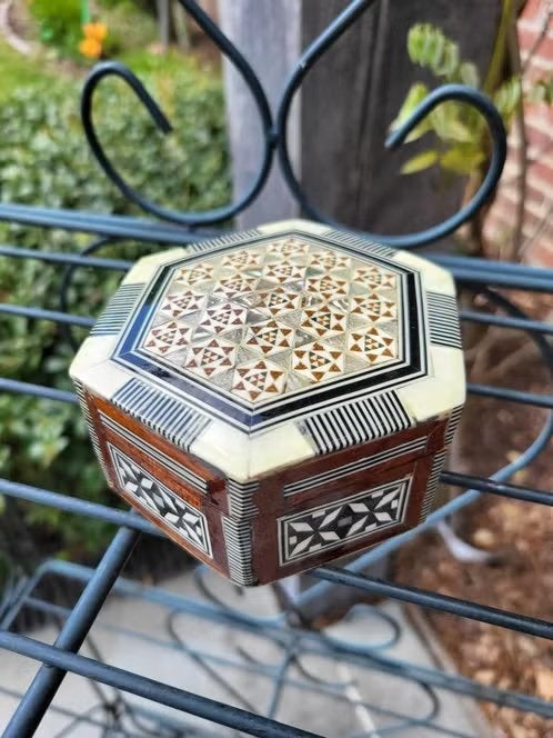 Belle boîte à bijoux fabriquée à la main en Jordanie, Enlèvement