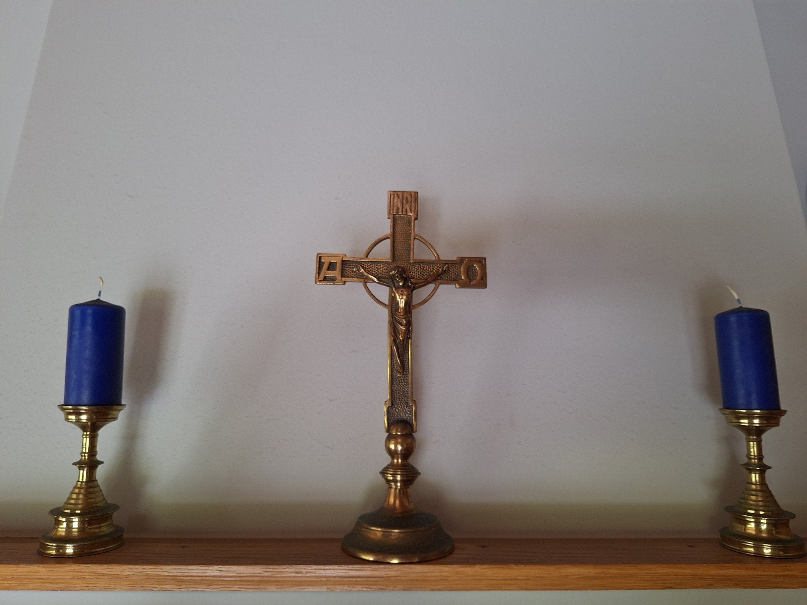 Set kruis + kandelaar (geel koper), Antiek en Kunst, Antiek | Religieuze voorwerpen, Ophalen of Verzenden