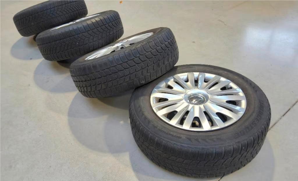 Pneus hiver 195/65-15 avec des jantes Volkswagen, Auto-onderdelen, Banden en Velgen, Banden en Velgen, Winterbanden, 15 inch, 195 mm