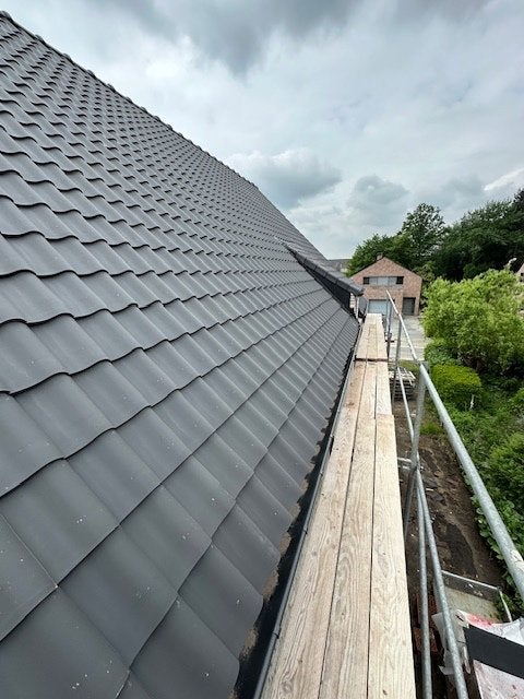 Dakpannen zwart mag weg voor kleine prijs, Doe-het-zelf en Bouw, Dakpannen en Dakbedekking, Ophalen, Steen of Klei, Zwart, Nieuw