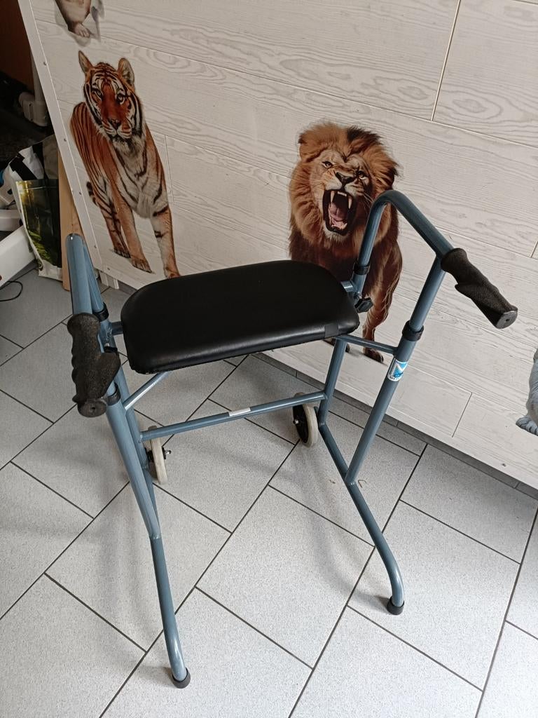 Tribune déambulateur 2 pieds 2 roues et assise ou tablette, Divers, Enlèvement