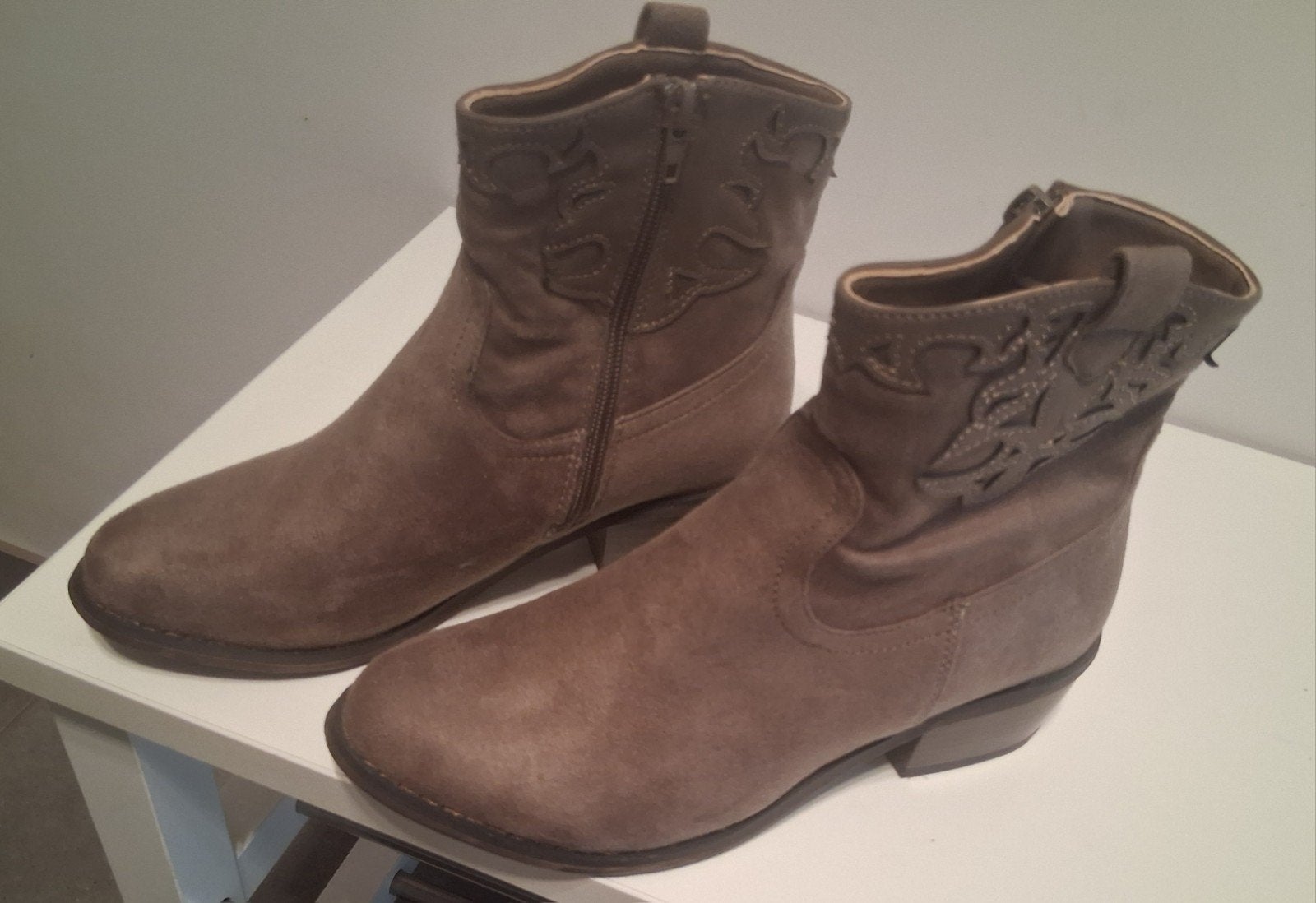 Nieuwe enkellaarsjes - taupe - 37

maat 37

kleur taupe

10€, Kleding | Dames, Ophalen, Nieuw, Lage of Enkellaarzen