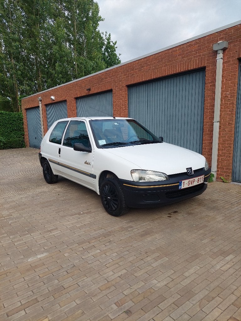 Auto, Stof, 4 cilinders, Wit, Handgeschakeld