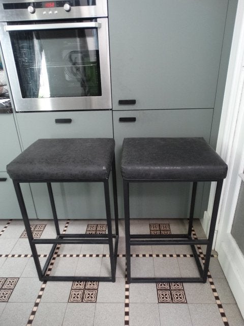 Tabourets hauts en acier. Faire offre pour les deux., Enlèvement, Utilisé, Cuir, 60 à 90 cm