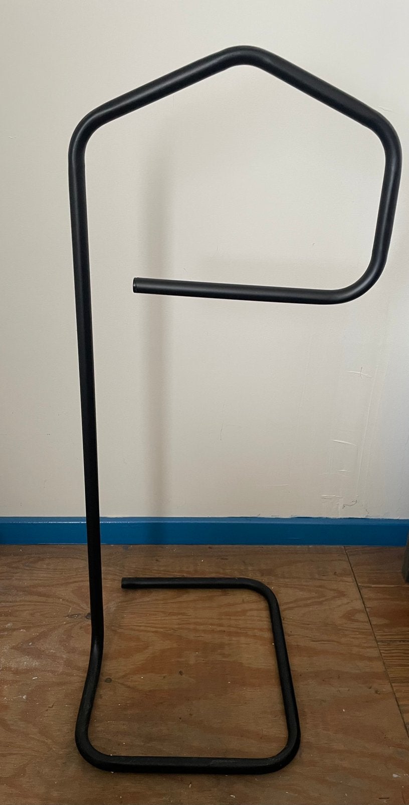 Zwarte metalen kledingstandaard / valet stand, Enlèvement, Utilisé