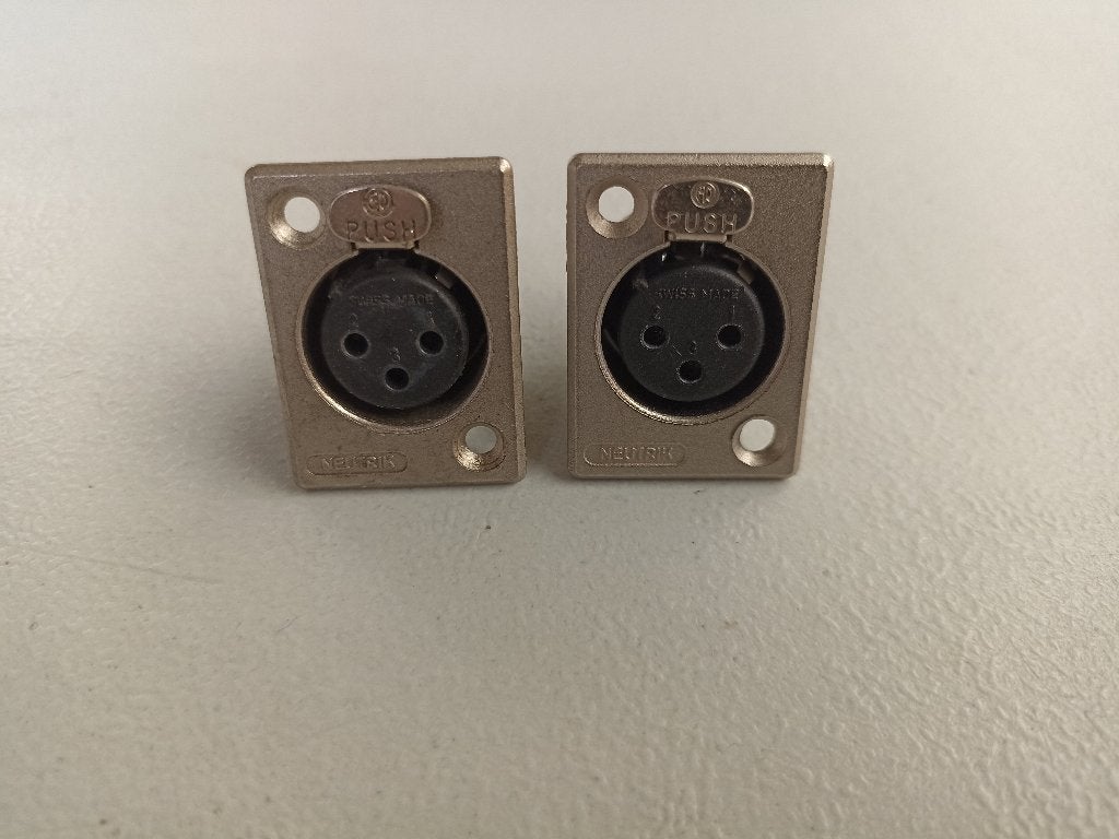 18 fiches chassis Neutrik xlr femelle male, Enlèvement ou Envoi, Comme neuf, Micro
