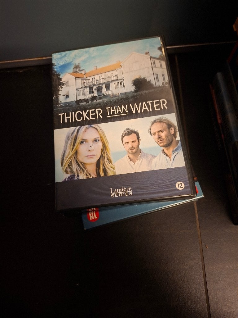 dvd - thicker than water - 4 dvd - doos 8, Cd's en Dvd's, Nederlands, Drama, Ophalen of Verzenden, Zo goed als nieuw