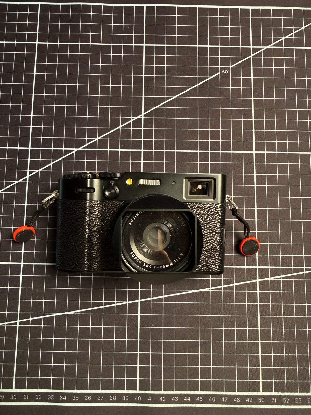Fuji x100vi met thumbgrip & squarehood, Ophalen, Zo goed als nieuw, Fuji