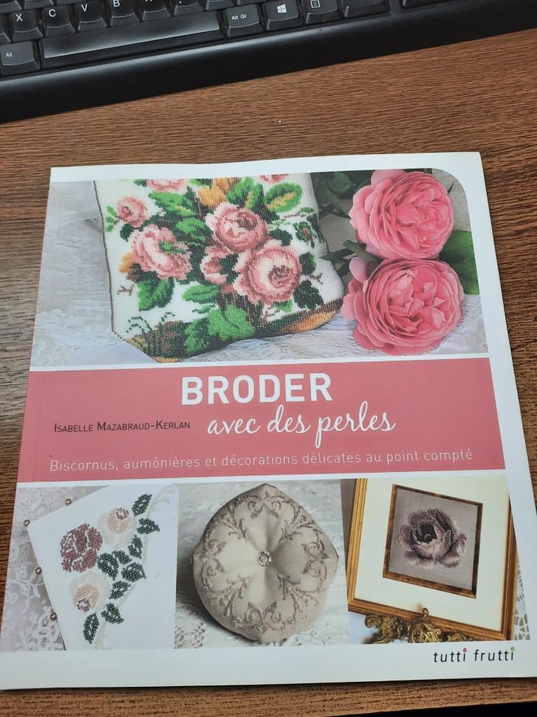 Livre - Broder avec des perles, Enlèvement, Comme neuf, Broderies à la main, Patron