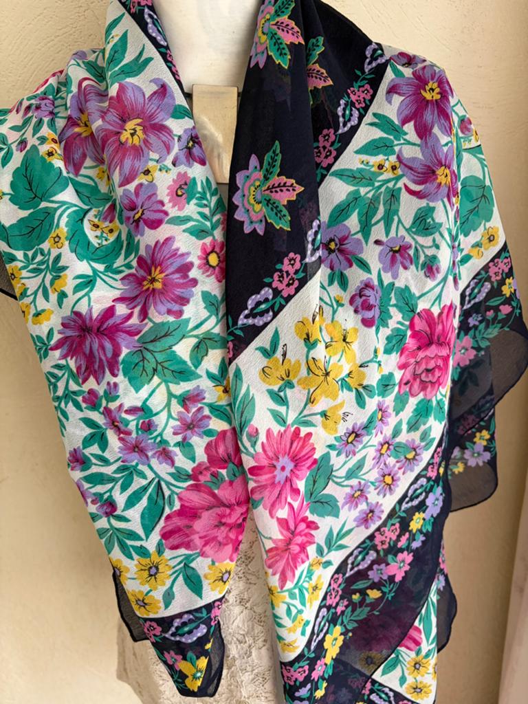 Grote vintage sjaal met bloemen — Gemaakt in Italië, Kleding | Dames, Mutsen, Sjaals en Handschoenen, Ophalen of Verzenden, Zo goed als nieuw