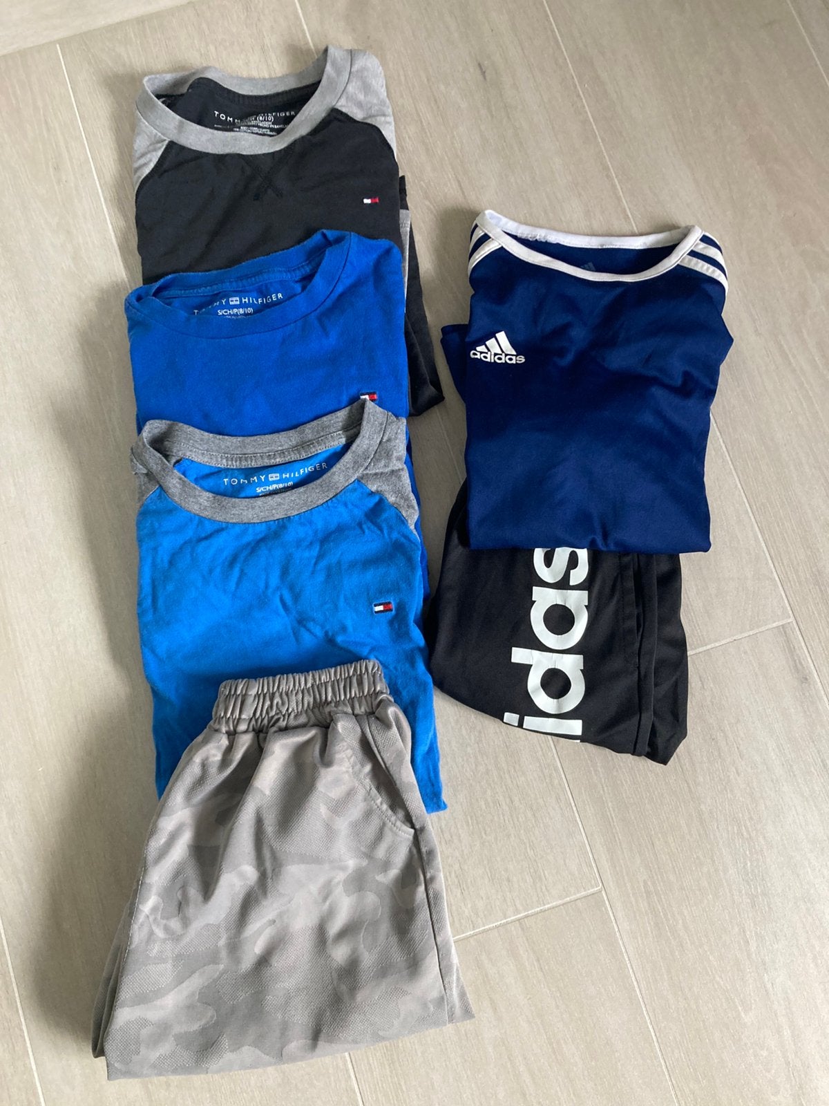 Diverse Tommy Hilfiger T-shirts, Adidas sportset (maat 8-10), Kinderen en Baby's, Ophalen, Gebruikt, Broek