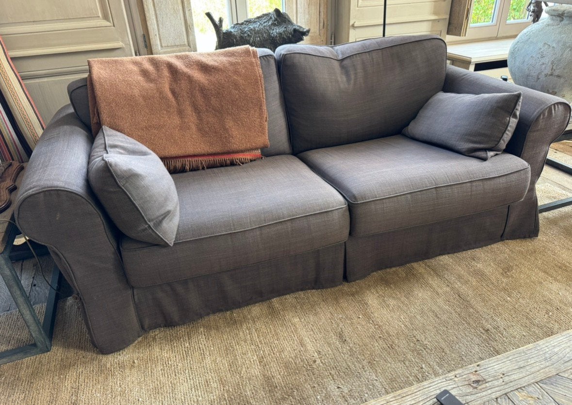 Op kot. Comfortabele canapé. KOOPJE, Huis en Inrichting, Ophalen, Zo goed als nieuw