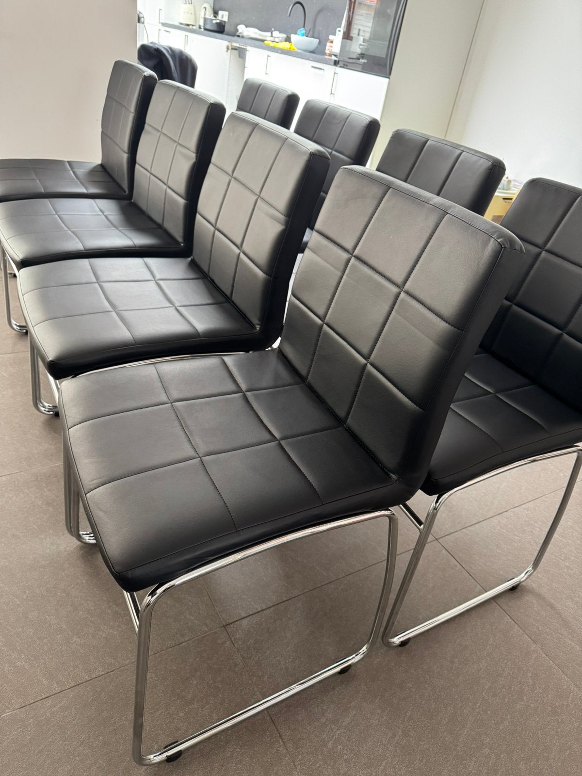 Grijze tafel + 8 zwarte stoelen, Huis en Inrichting, Ophalen, Zo goed als nieuw