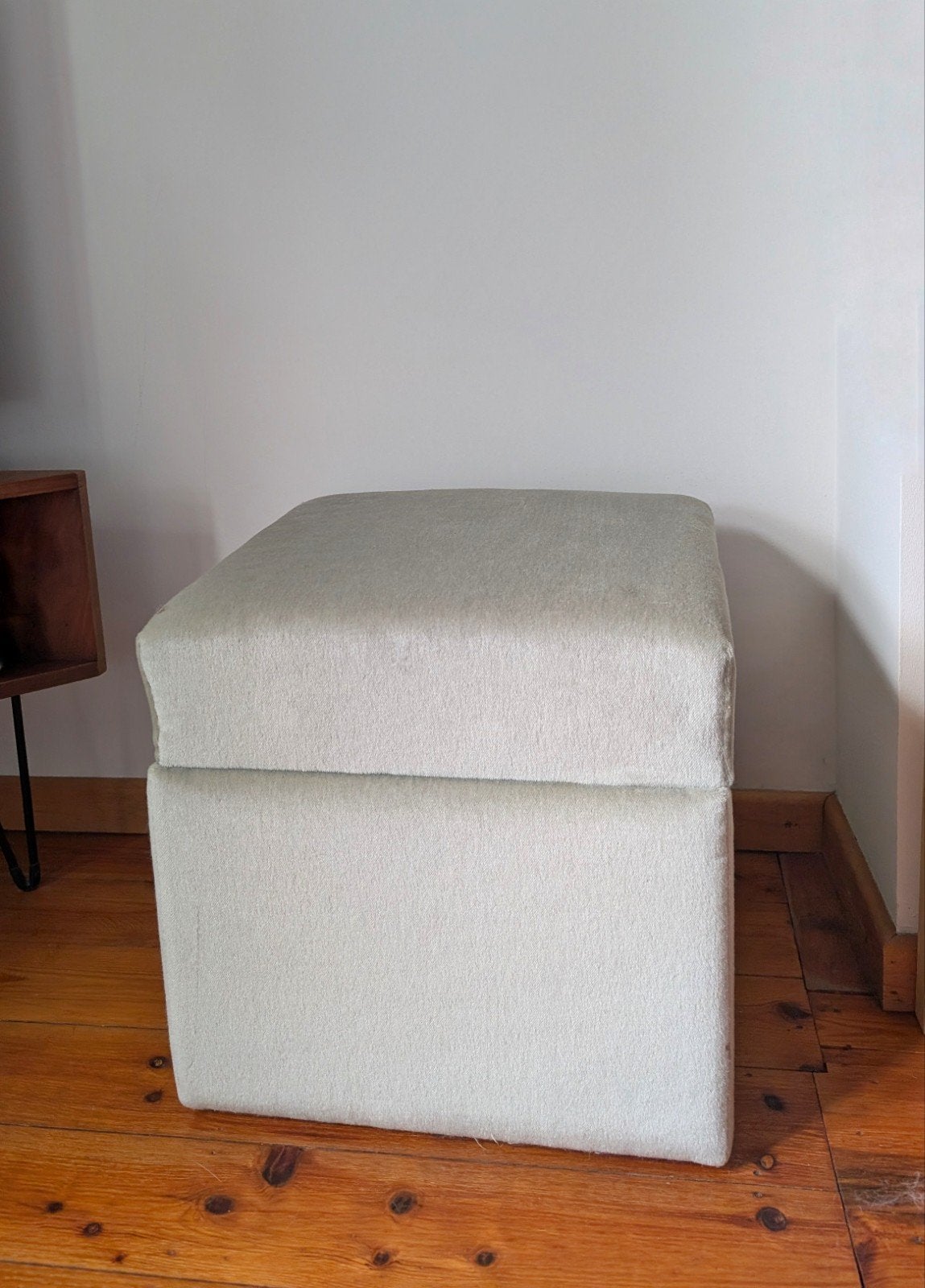 Pouf en velours fait main avec espace de rangement - gris bl, Maison & Meubles, Canapés | Repose-pieds & Poufs, Bois, Enlèvement