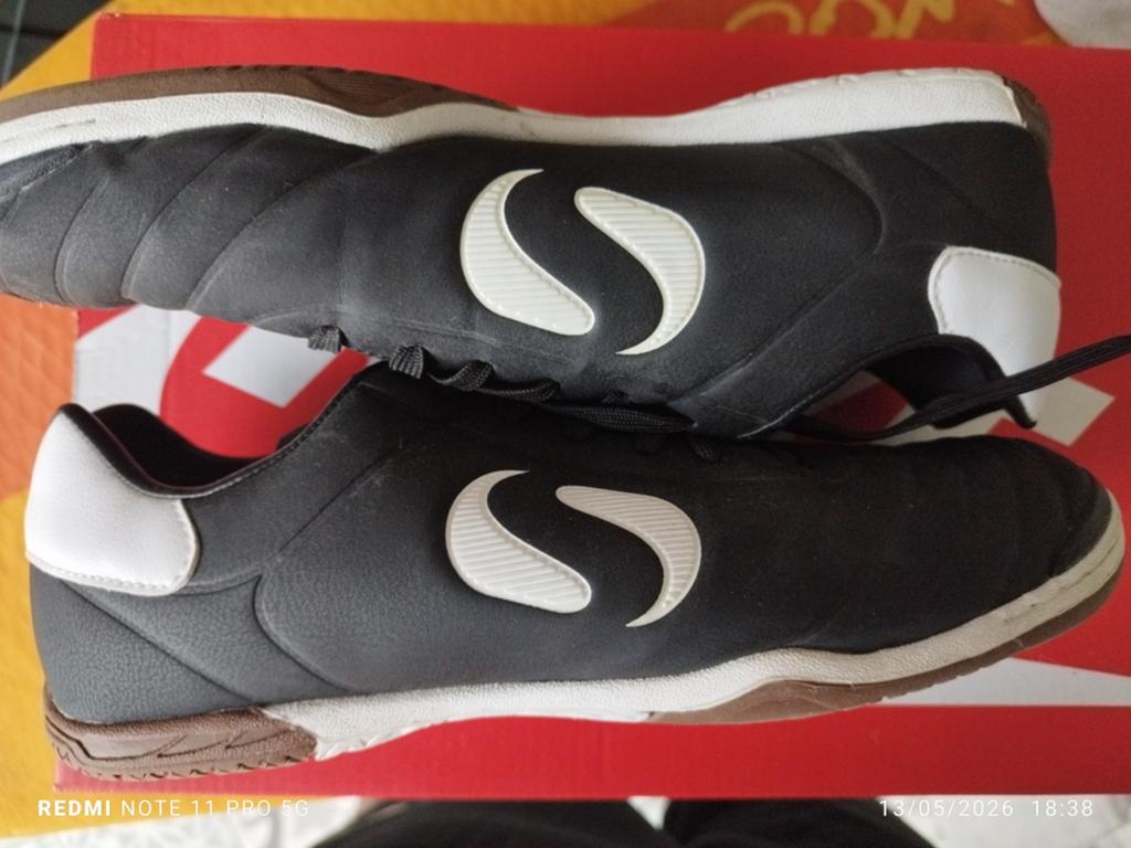 Sondico chaussures de foot taille 39 prix négociable, Sport en Fitness, Voetbal, Schoenen